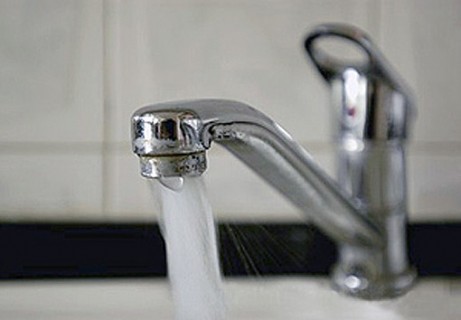 Na obrazku jest dostępna woda płynąca z kranu ze stali nierdzewnej. Kran ma nowoczesny design, jest to woda swobodnie opadająca, tworząca efekt kropel i strumieni.