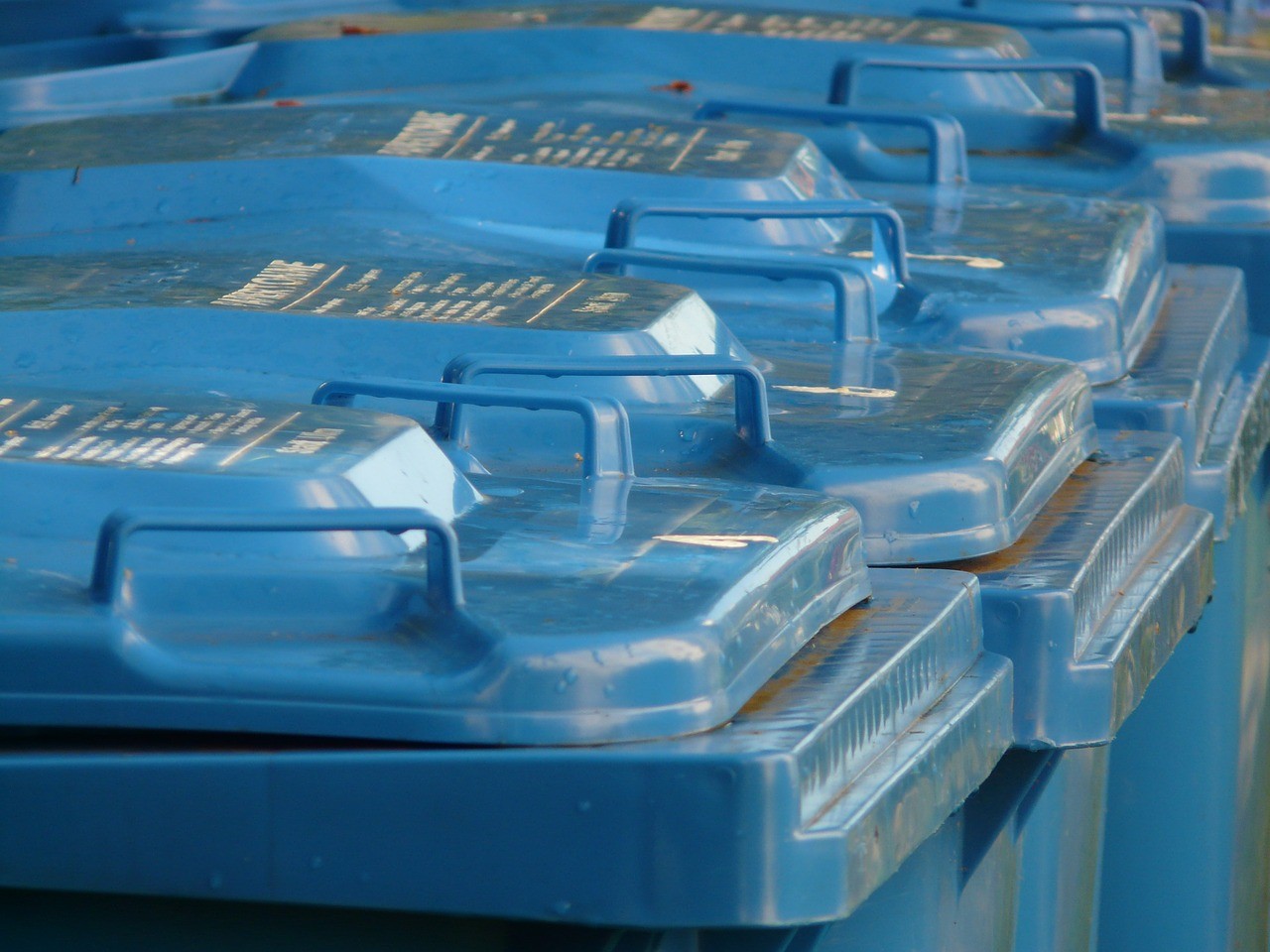 niebieskie kosze na śmieci