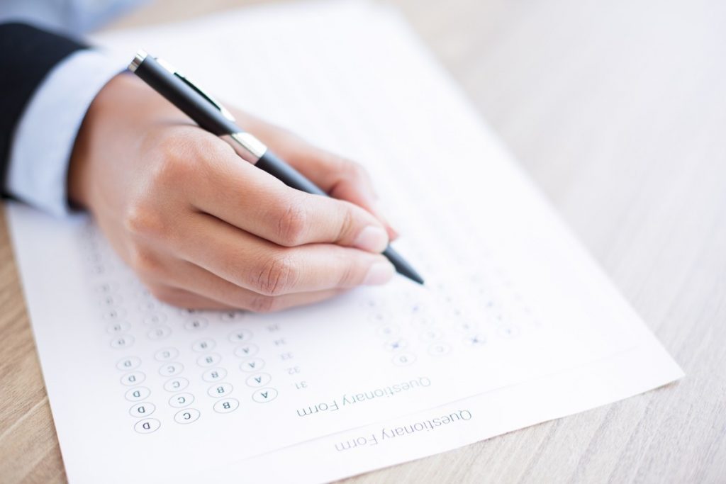 kartka ręka i długopis