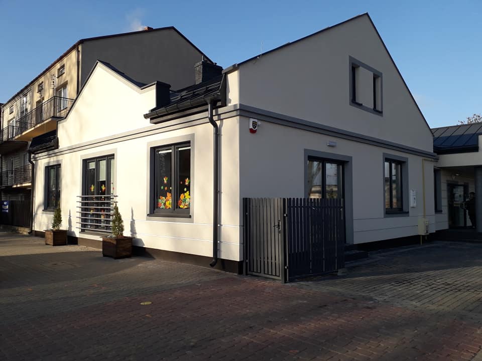 Budynek przy chodniku.