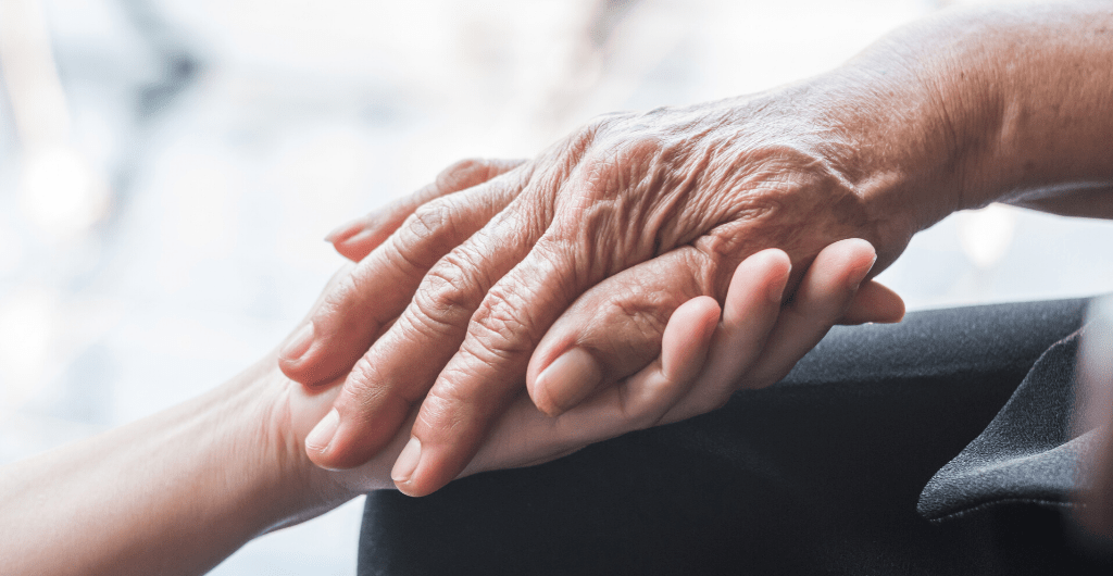 ręce trzymające się leżące na kolanie