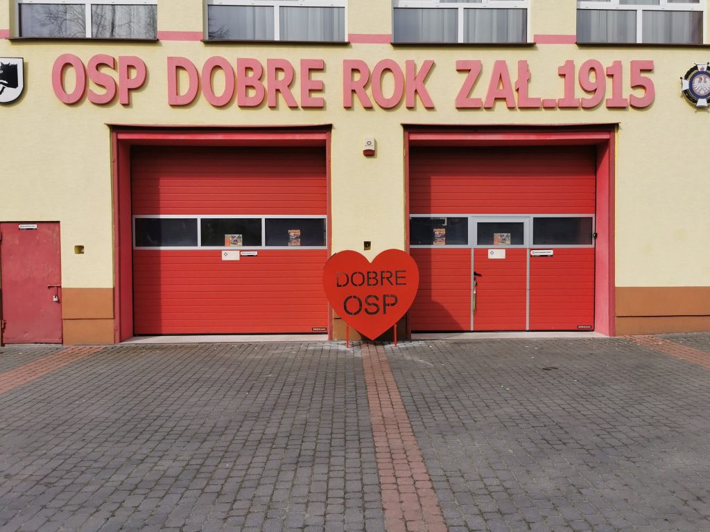 budynek remizy strażackiej z dwoma garażami