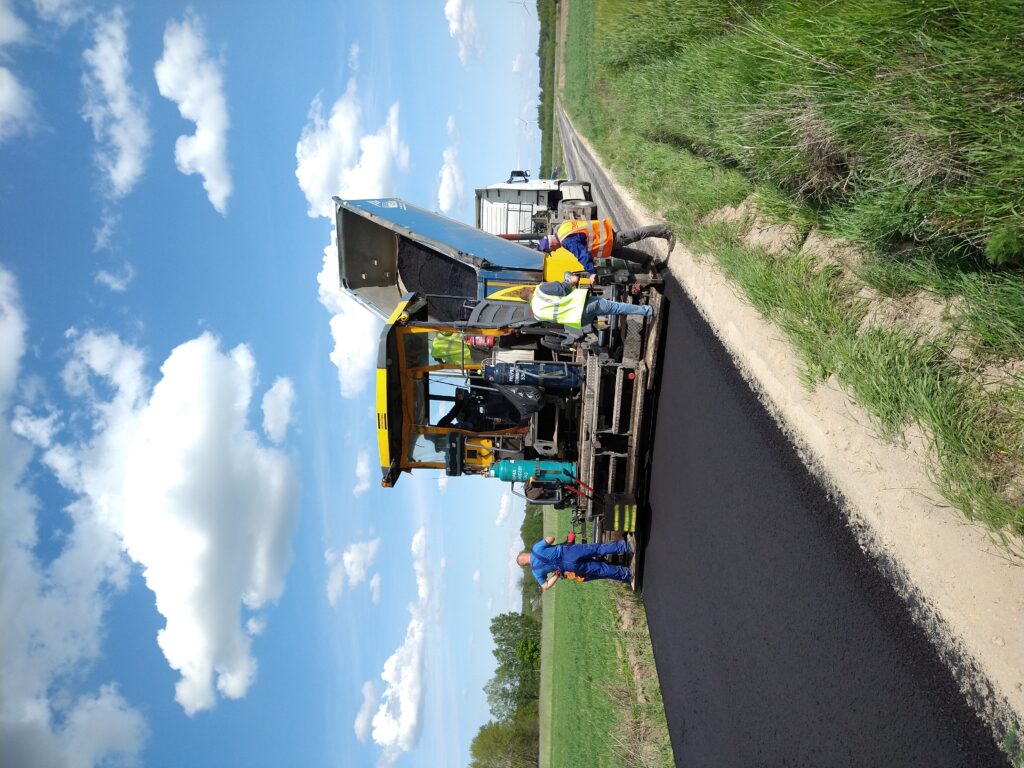 Maszyna na drodze asfaltowej. Budowa drogi.