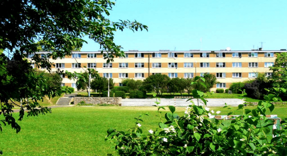 Piętrowy budynek ośrodka, w którym bwedą odbywać się kolonie.