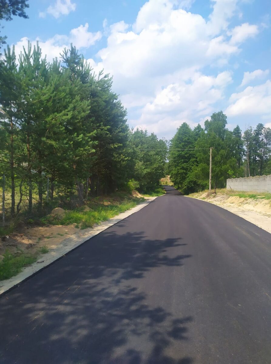 Droga asfaltowa w tle błękitne niebo