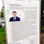 Plansza z fotografią mężczyzny i listem