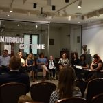 Muzeum Konstantego Laszczki. Pan Wójt czyta stojąc, pozostali uczestnicy siedząc słuchają z zaciekawieniem.