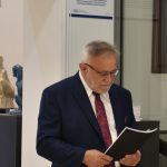 Pan Wójt Tadeusz Gałązka czytający