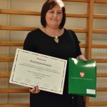 Kobieta w czarnej sukience