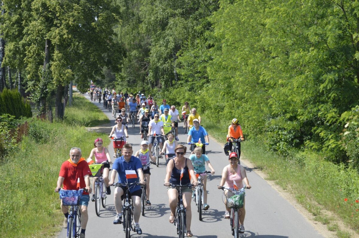 Grupa ludzi jadących na rowerach