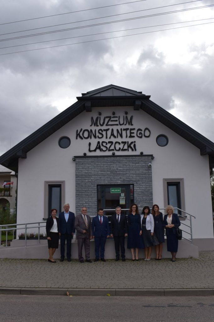 Grupa osób przed budynkiem