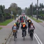 Ucszstnicy rajdu rowerowego jadący przez ulice gminy oraz podczas poczęstunku na mecie.