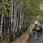 Ucszstnicy rajdu rowerowego jadący przez ulice gminy oraz podczas poczęstunku na mecie.