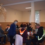 Ucszstnicy rajdu rowerowego jadący przez ulice gminy oraz podczas poczęstunku na mecie.