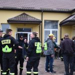 Ucszstnicy rajdu rowerowego jadący przez ulice gminy oraz podczas poczęstunku na mecie.