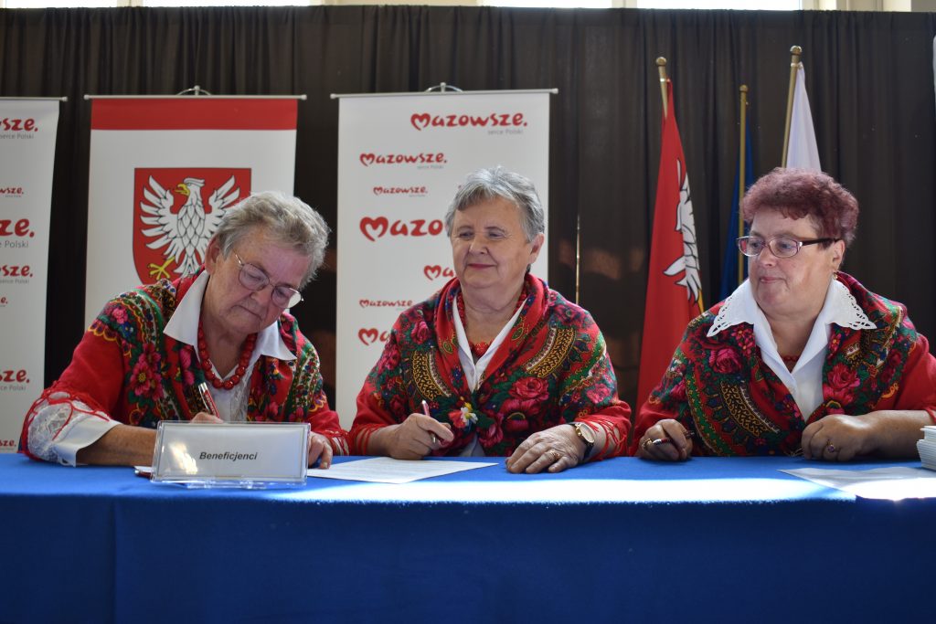 Trzy kobiety siedzące przy stole