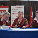 Trzy kobiety siedzące przy stole