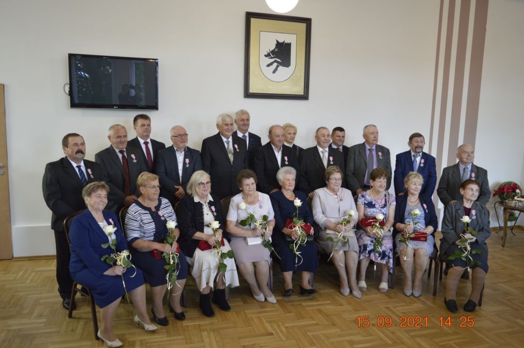 Czterech mężczyzn w garniturach oraz kobieta.