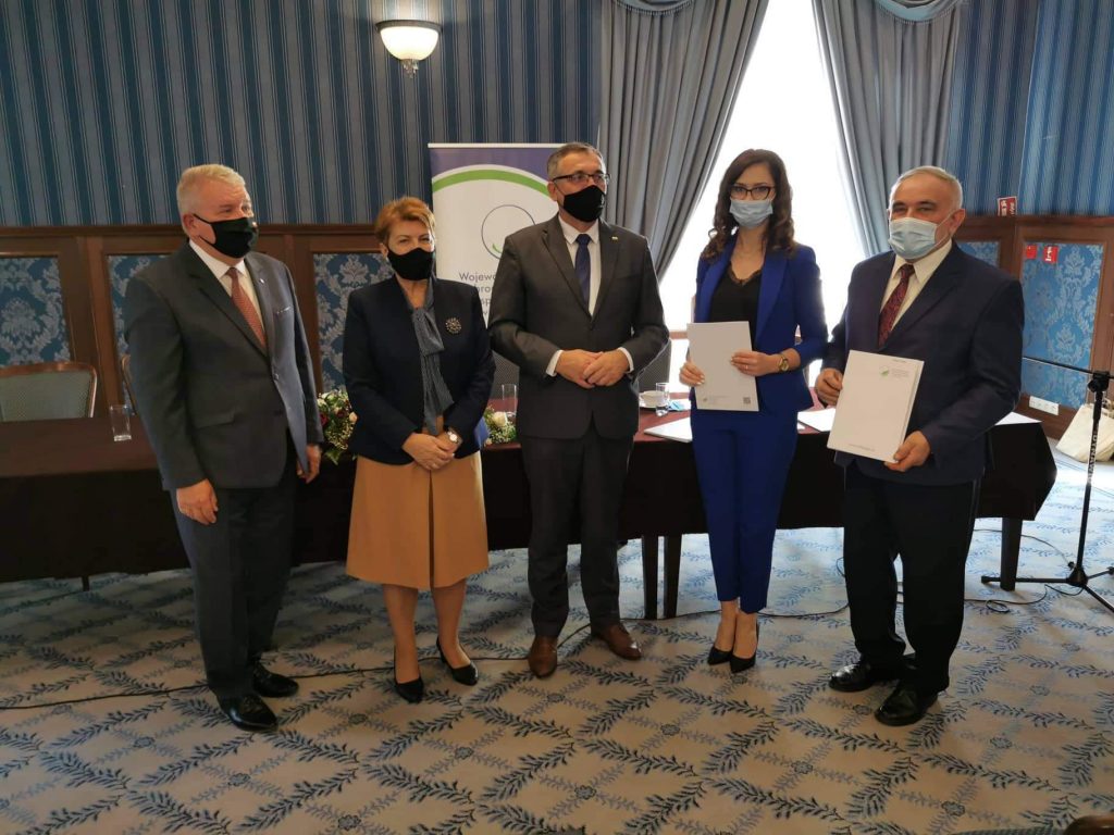 Trzej mężczyźni w garniturach oraz dwie kobiety