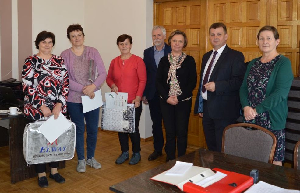 Kilka kobiet oraz dwóch mężczyzn