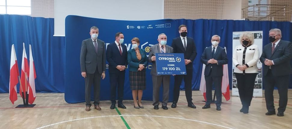 Kilkanaście osób na scenie