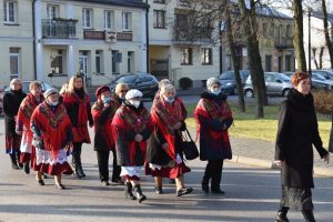 Kobiety w strojach ludowych