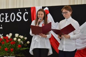 Dziewczynka i chłopiec z mikrofonem