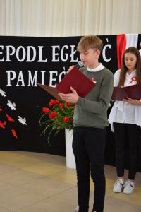 Chłopiec z mikrofonem