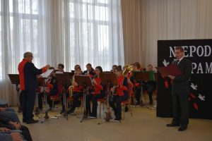 Kilka osób w tle flaga Polski