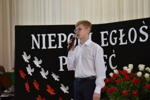 Chłopiec z mikrofonem