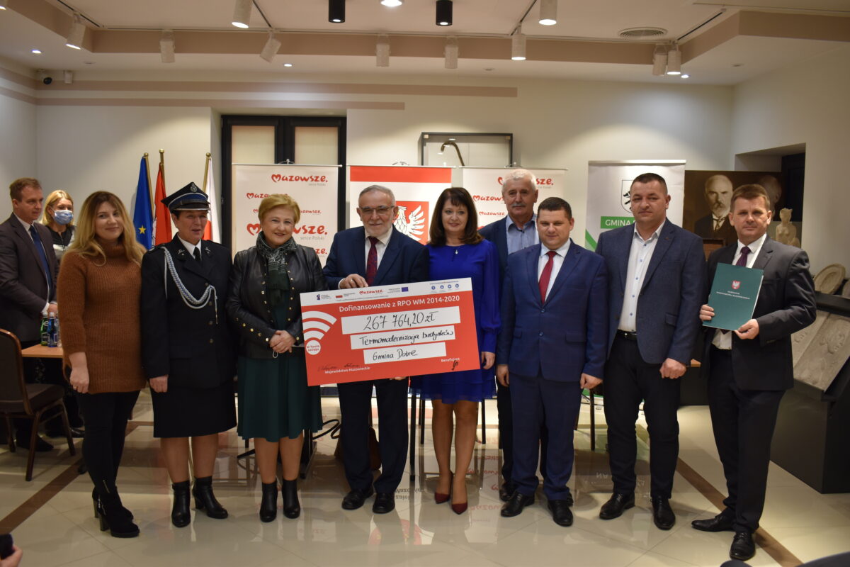 Kilkanaście osób w muzeum