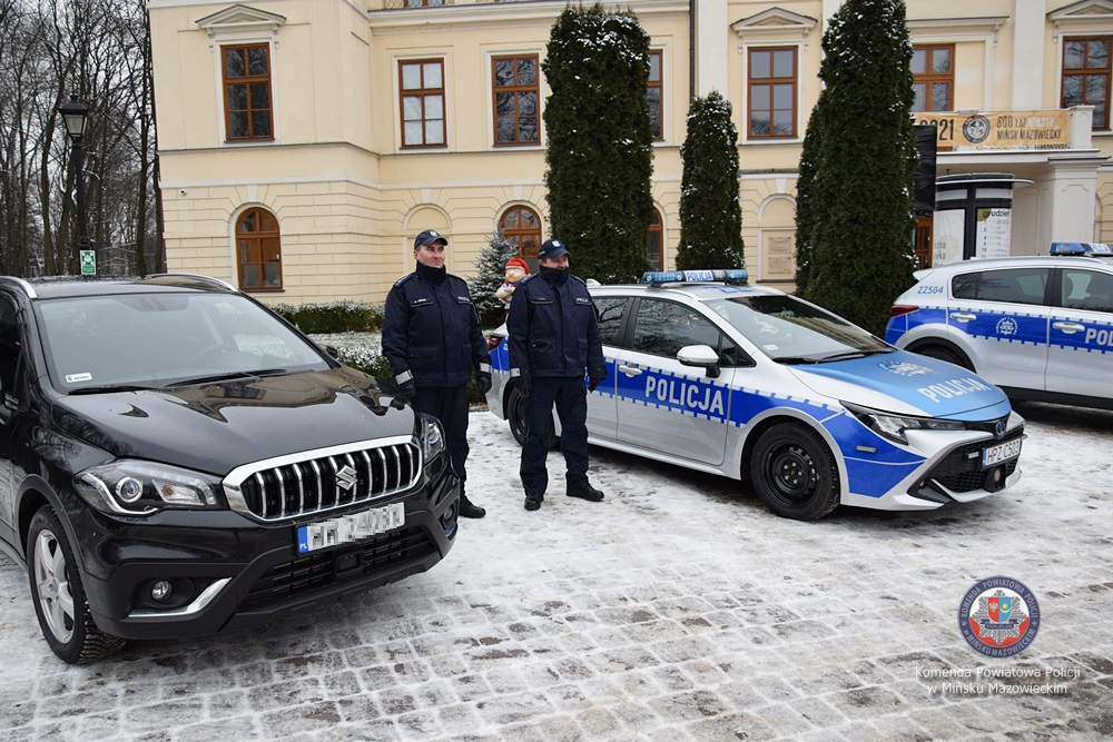 172-217212 Dwóch policjantów obok samochodu