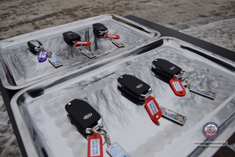 172-217218 Kilkanaście osób pod namiotem z napisem POLICJA