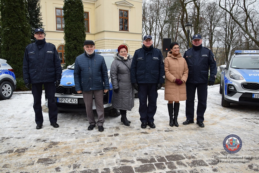 172-217237 Kilka osób przy samochodzie policyjnym