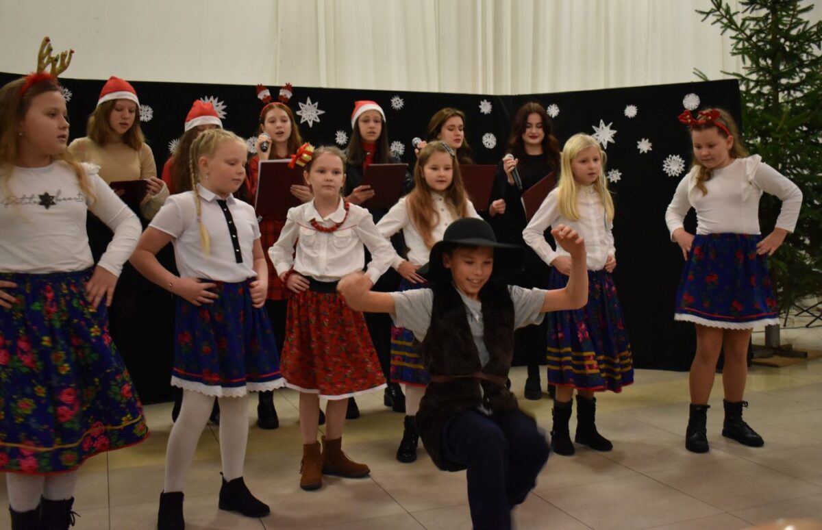 Grupa tańczących dzieci