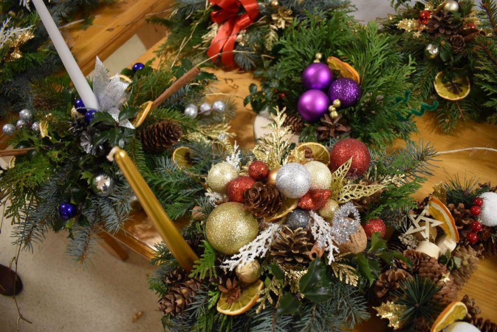 Stroiki świąteczne z jodły, pomarańcz,y szyszek, cynamonu, bombek.