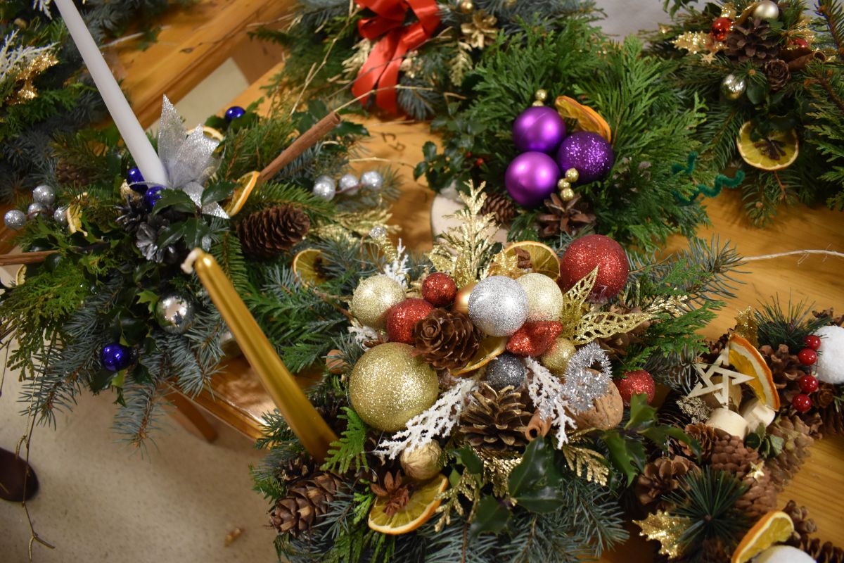 Stroiki świąteczne z jodły, pomarańcz,y szyszek, cynamonu, bombek.