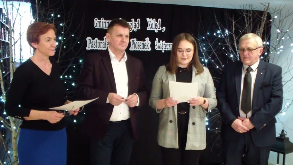 4 dorosłe osoby w eleganckich ubraniach na czarnym tle