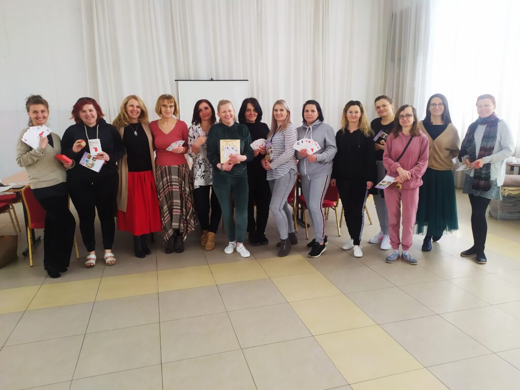 Kilkanaście kobiet stojących obok siebie