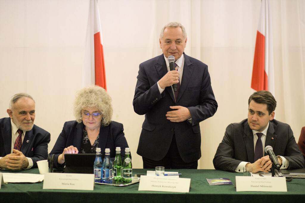 Trzech mężczyzn oraz kobieta