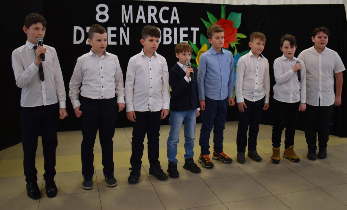 Chłopcy występujący na scenie.