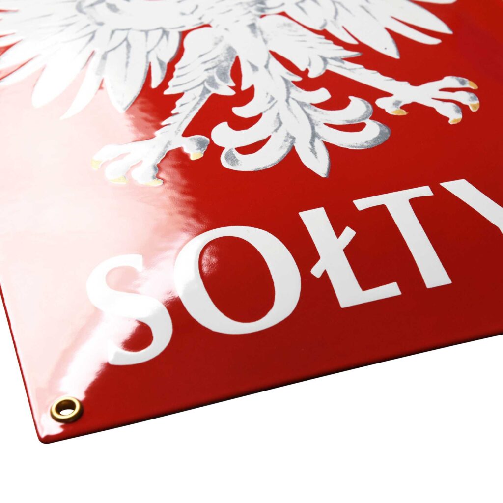 Czerwona tabliczka z napisem w białych literach -sołtys