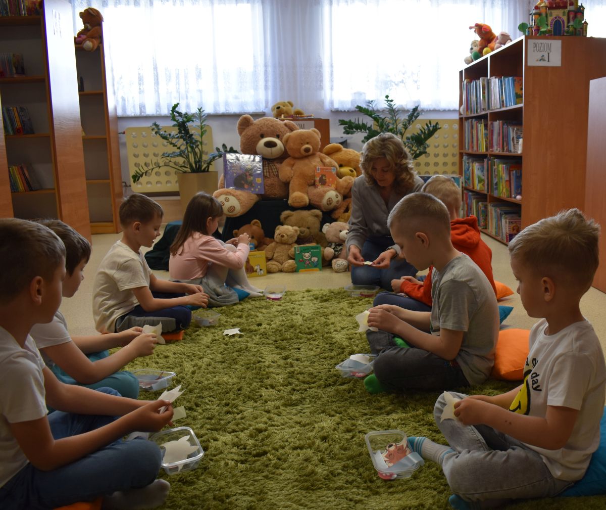 Dla dzieci była to pierwsza wizyta w naszej Bibliotece. Podczas spotkanie dowiedziały się jak można zostać czytelnikiem oraz jak należy obchodzić się z książką aby jej nie zniszczyć.
