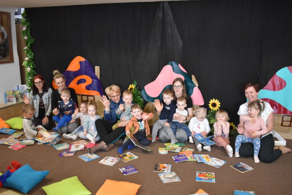 Na wspólne spotkanie do Smerfowej wioski przybyły też dzieci z Gminnego Żłobka i nawet była to grupa Smerfów. Dzieci poznały uroczy świat tych małych ludków i przeżyły radosne przygody w bibliotece. Czekała na nich specjalna słodka przesyłka od Smerfa Zgrywusa. Dzieci mogły zapoznać się z bogatą ofertą literatury dla najmłodszych.