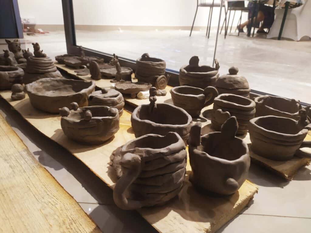 Kilkanaście przedmiotów wykonanych w glinie