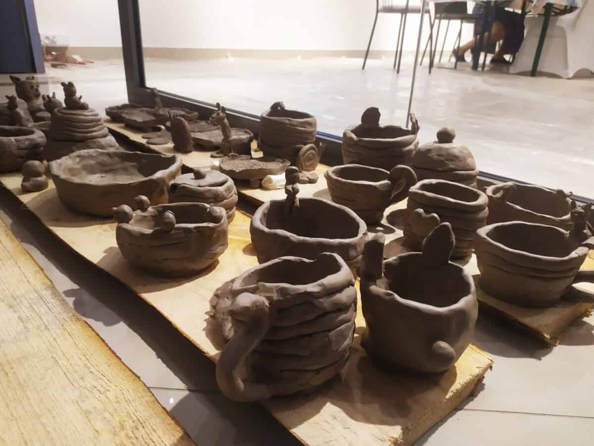 Kilkanaście przedmiotów wykonanych w glinie