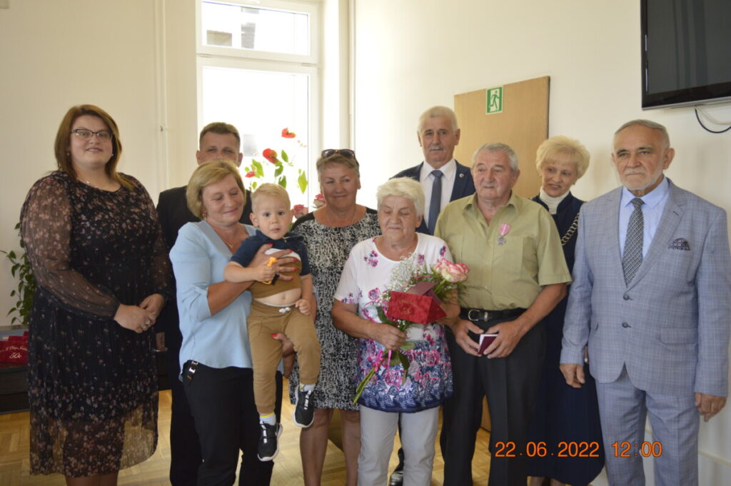 _DSC0381 Zdjęcia przedstawiają dostojnych jubilatów, którzy wysłuchali życzeń i słów najwyższego szacunku, uznania i podziękowania za trwałość małżeństwa i rodziny.