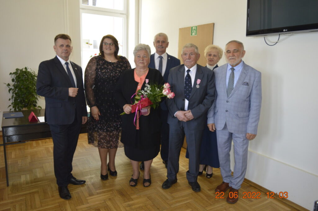 _DSC0422 Zdjęcia przedstawiają dostojnych jubilatów, którzy wysłuchali życzeń i słów najwyższego szacunku, uznania i podziękowania za trwałość małżeństwa i rodziny.