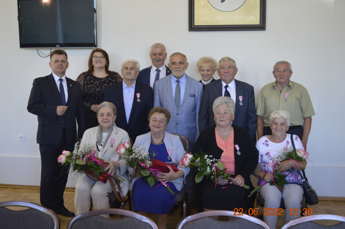 Zdjęcia przedstawiają dostojnych jubilatów, którzy wysłuchali życzeń i słów najwyższego szacunku, uznania i podziękowania za trwałość małżeństwa i rodziny.