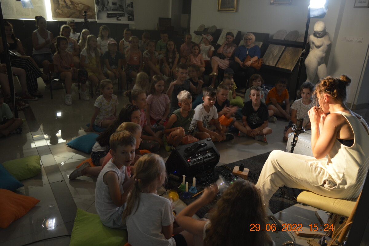 Grupa dzieci siedząca na podłodze